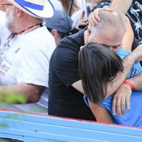 Ana Pastor y Antonio García Ferreras besándose en el desfile del Orgullo 2019