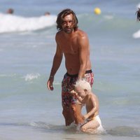 Pirlo con su hijo mayor y su hijo pequeño durante las vacaciones familiares en Ibiza