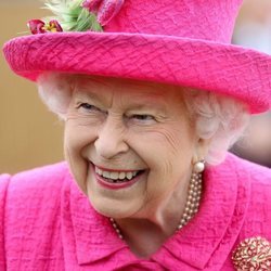 La Reina Isabel II visita el Instituto Nacional de Agricultura Botánica de Cambridge