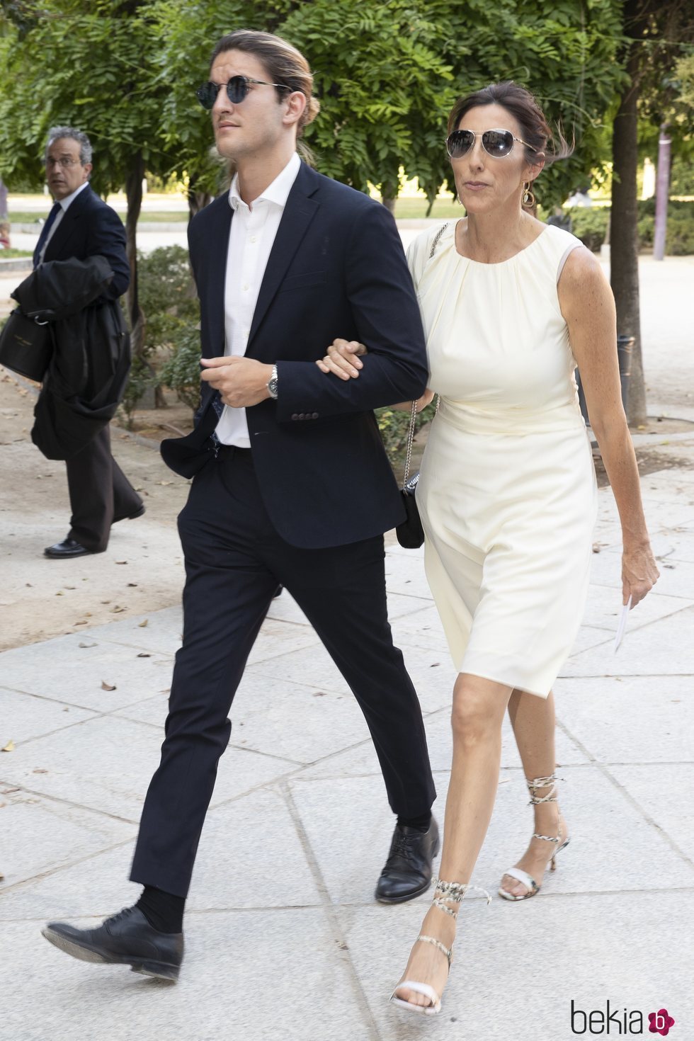 Paz Padilla con Iván Martín, el novio de Anna Ferrer, en la graduación de su hija