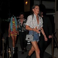 Oto Vans, Mahi Masegosa y su novio a su llegada a la fiesta de despedida de 'Supervivientes 2019'