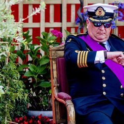Laurent de Bélgica mirando el reloj en el desfile del Día Nacional de Bélgica 2019