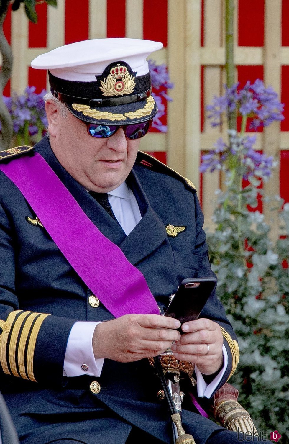Laurent de Bélgica con el móvil en el desfile del Día Nacional de Bélgica 2019