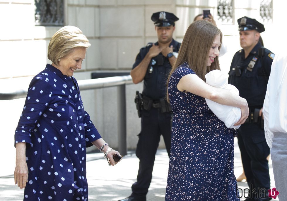 Chelsea Clinton abandona el hospital con su bebé en brazos
