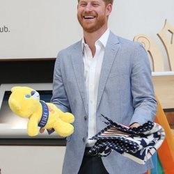 El Príncipe Harry recibe regalos para su hijo Archie