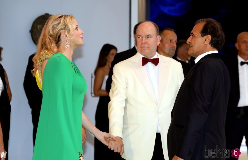 Charlene y Alberto de Mónaco de la mano saludando a los invitados