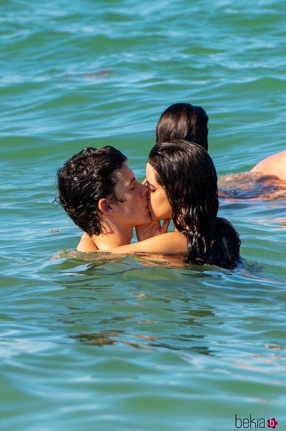 Shawn Mendes y Camila Cabello besándose en el mar