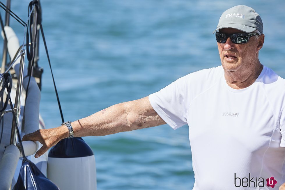 Harald de Noruega a bordo del Fram XVIII en la Copa del Rey de Vela