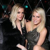 Jessica y Ashlee Simpson en la premiere de 'Los Juegos del Hambre: Sinsajo'