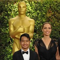 Brad Pitt y Angelina Jolie con Maddox Jolie-Pitt en los Governos Awards 2013