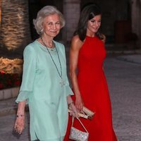 La Reina Letizia y la Reina Sofía, muy cómplices en la recepción del Palacio de la Almudaina en Mallorca del verano 2019