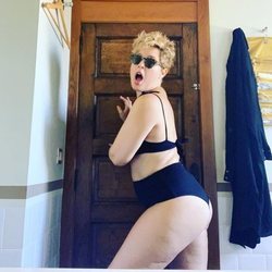 Tania Llasera posando en bikini en el baño de su casa