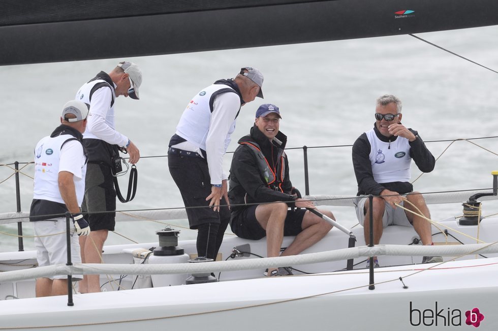 El Príncipe Guillermo, un regatista más en la Copa del Rey de Cowes