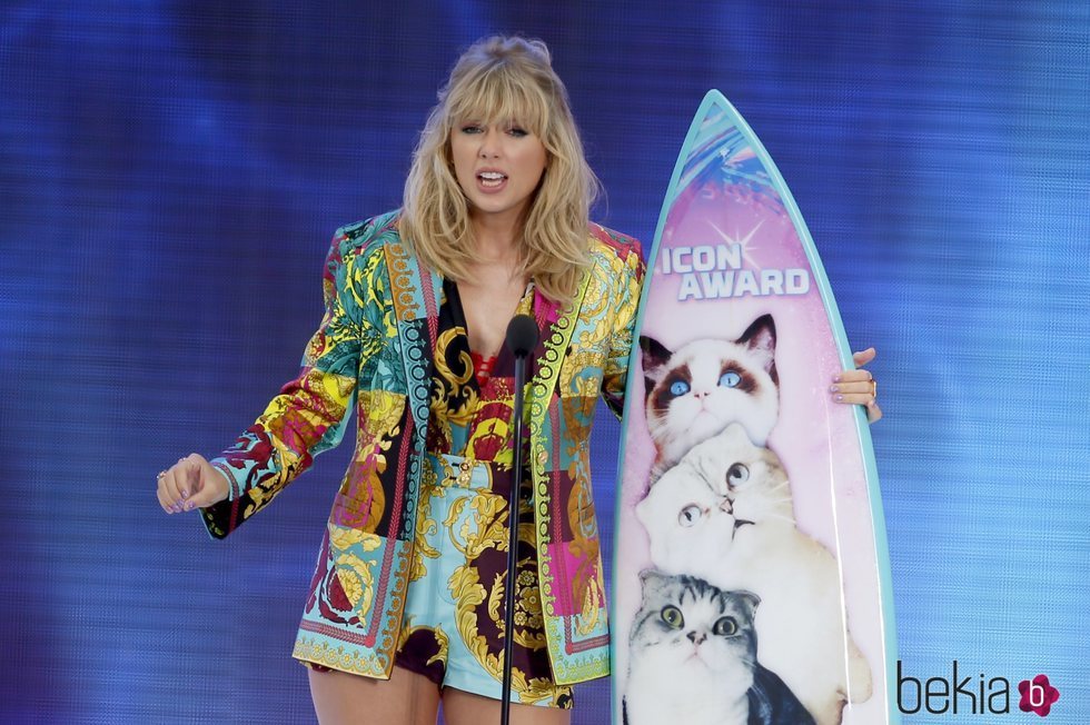 Taylor Swift recogiendo su galardón de los Teen Choice Awards 2019