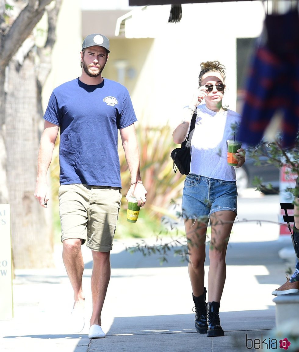 Liam Hemsworth y Miley Cyrus paseando