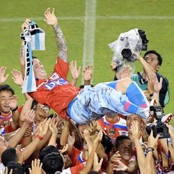 Fernando Torres siendo manteado antes de su último partido