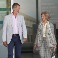 El Rey Felipe VI y la Reina Sofía salen del hospital para hablar del Rey Juan Carlos