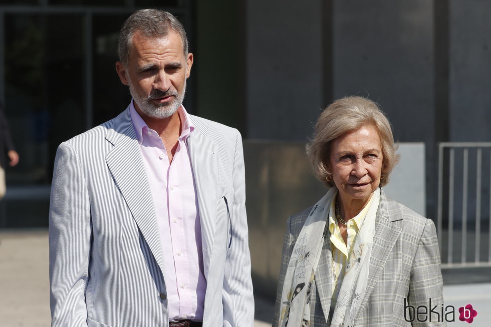 El Rey Felipe VI y la Reina Sofía atienden a la prensa para informar del estado del Rey Juan Carlos