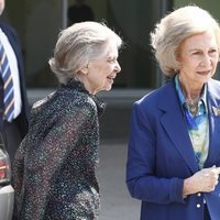 La Reina Sofía y su hermana, Irene de Grecia, en su visita al Rey Juan Carlos en el hospital