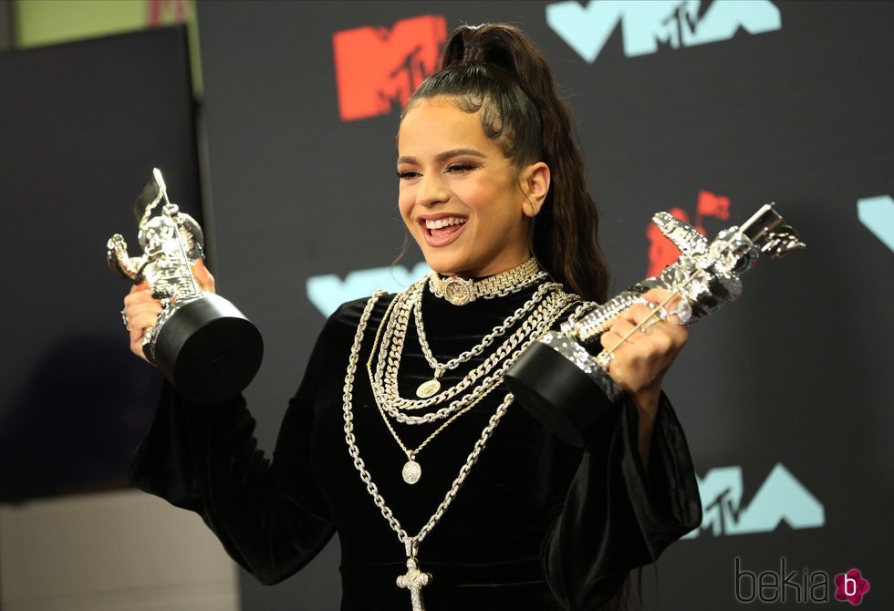 Rosalía en la alfombra roja posterior a los MTV MVAs 2019 tras ganar dos premios