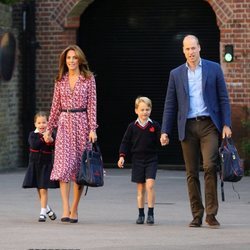 Los Duques de Cambrigde llevan a sus hijos Jorge y Carlota a su primer día de colegio