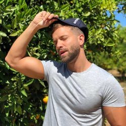 Pablo Alborán poniéndose una gorra