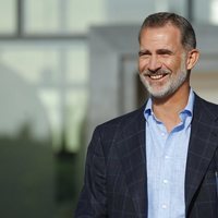 El Rey Felipe, muy sonriente tras visitar al Rey Juan Carlos en el hospital