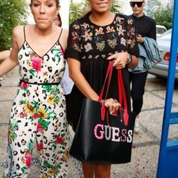 Gloria Camila y una amiga llegando a la procesión de la Virgen de Regla