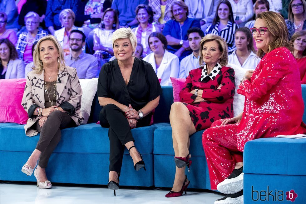 Carmen Borrego, Terelu Campos y María Teresa Campos hablando con Toñi Moreno en 'Aquellos maravillosos años'