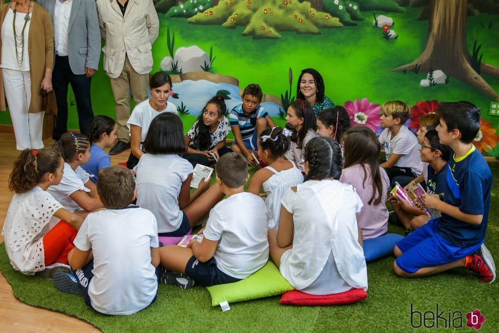 La Reina Letizia junto a los niños en la apertura del nuevo curso escolar