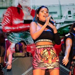 Chabelita Pantaja cantando su single 'Ahora estoy mejor' en su presentación