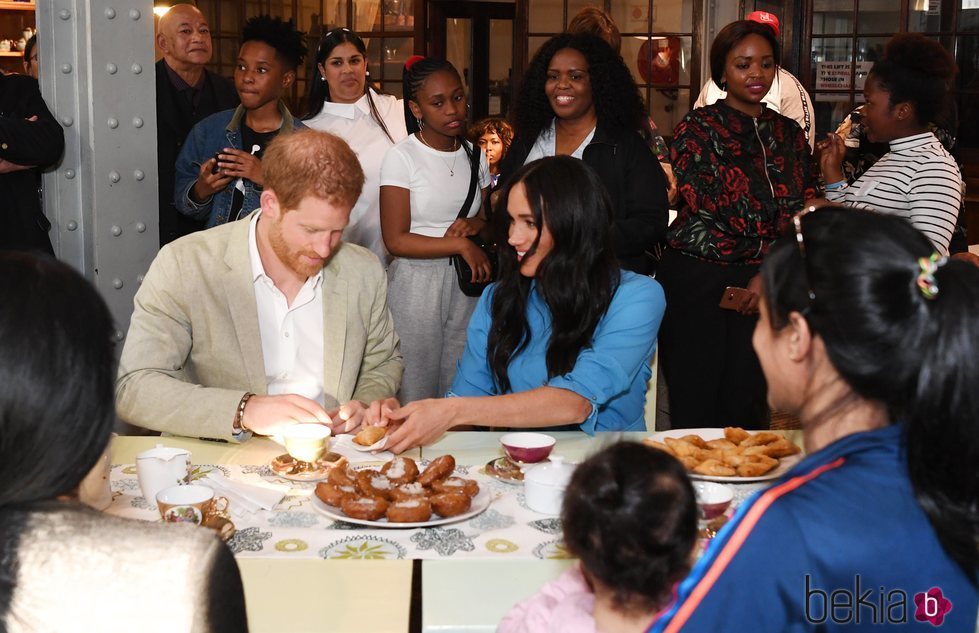 Meghan Markle y el Príncipe Harry, comiendo dulces en un centro de acogida en Ciudad del Cabo