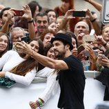 Mario Casas saludando a sus fans en el Festival de Cine de San Sebastián 2019