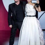 Penélope Cruz con Bono, de U2, recogiendo el Premio Donostia en el Festival de Cine de San Sebastián 2019