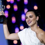 Penélope Cruz con el Premio Donostia en el Festival de Cine de San Sebastián 2019