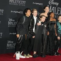 Angelina Jolie junto a sus hijos en la premiere de la película 'Maléfica 2'