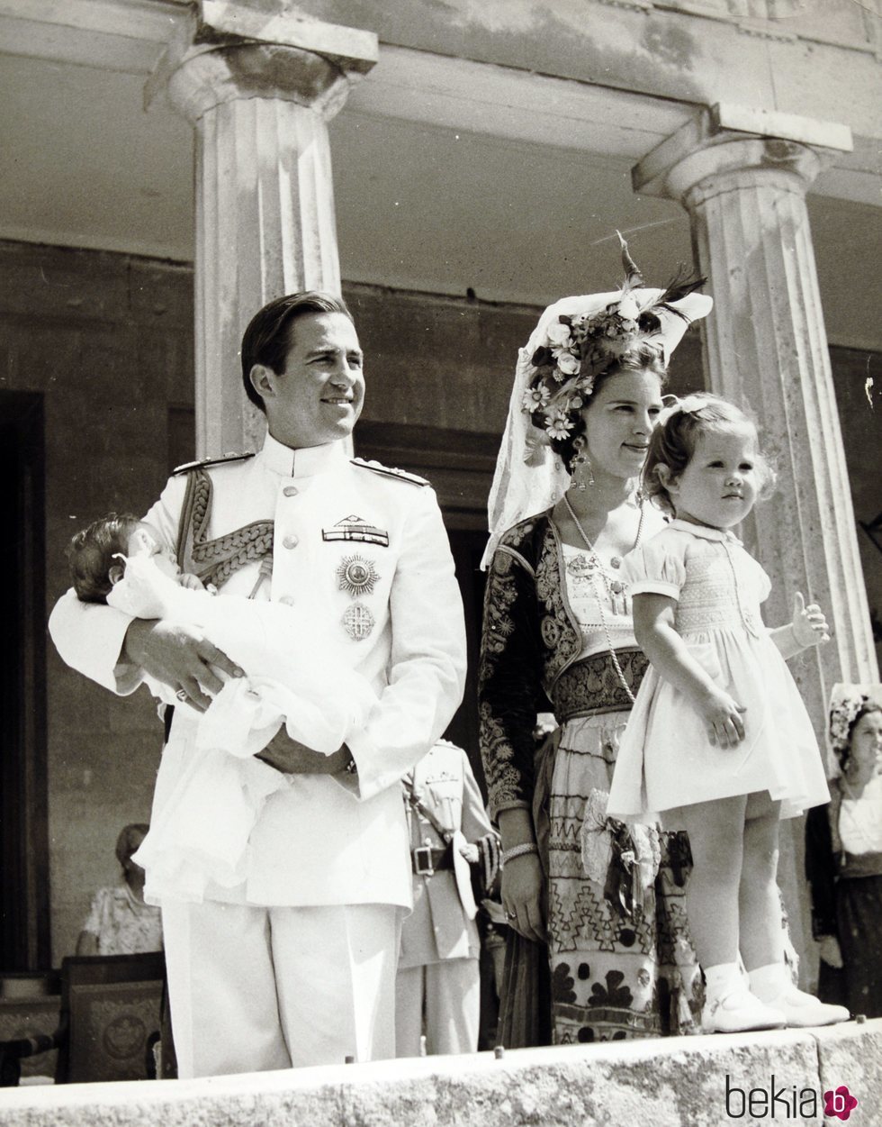 Constantino y Ana María de Grecia con su hija Alexia y su hijo Pablo de bebé