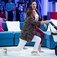 Pilar Rubio enseñando a hacer ejercicios a Toñi Moreno en 'Aquellos maravillosos años'