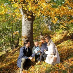 Carlos Felipe de Suecia y Sofia Hellqvist con sus hijos Alejandro y Gabriel en un paisaje otoñal