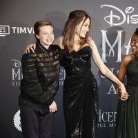 Angelia Jolie con sus hijos Maddox Chiva y Shiloh en la premiere de 'Maléfica: Señora del mal' en Roma