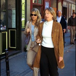 Nora de Liechtenstein e Isabel Sartorius paseando por Madrid