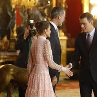 Los Reyes Felipe y Letizia saludan a Pedro Sánchez y Begoña Gómez en la recepción del Día de la Hispanidad 2019