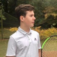 Christian de Dinamarca con una raqueta de tenis