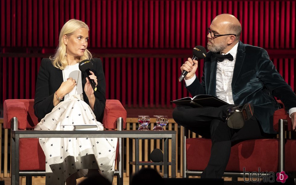 La Princesa Mette-Marit Noruega hablando en la radio alemana