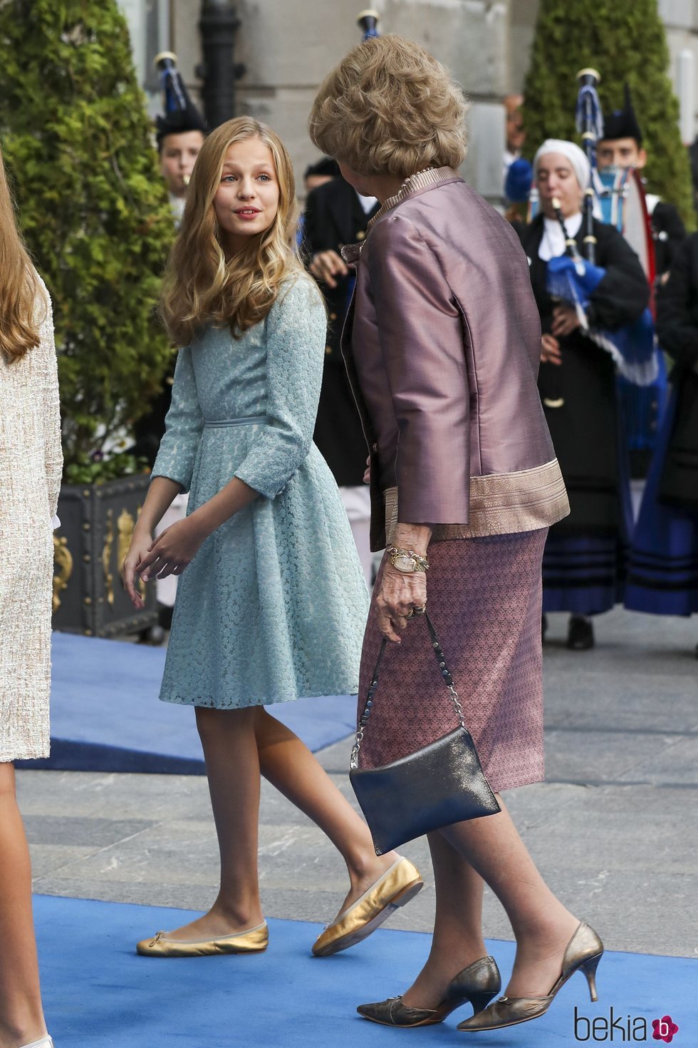 La Princesa Leonor habla con la Reina Sofía llegando a los Premios Princesa de Asturias 2019