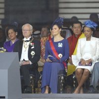 Carlos Gustavo y Victoria de Suecia y el Rey de Bhutan en la entronización de Naruhito de Japón