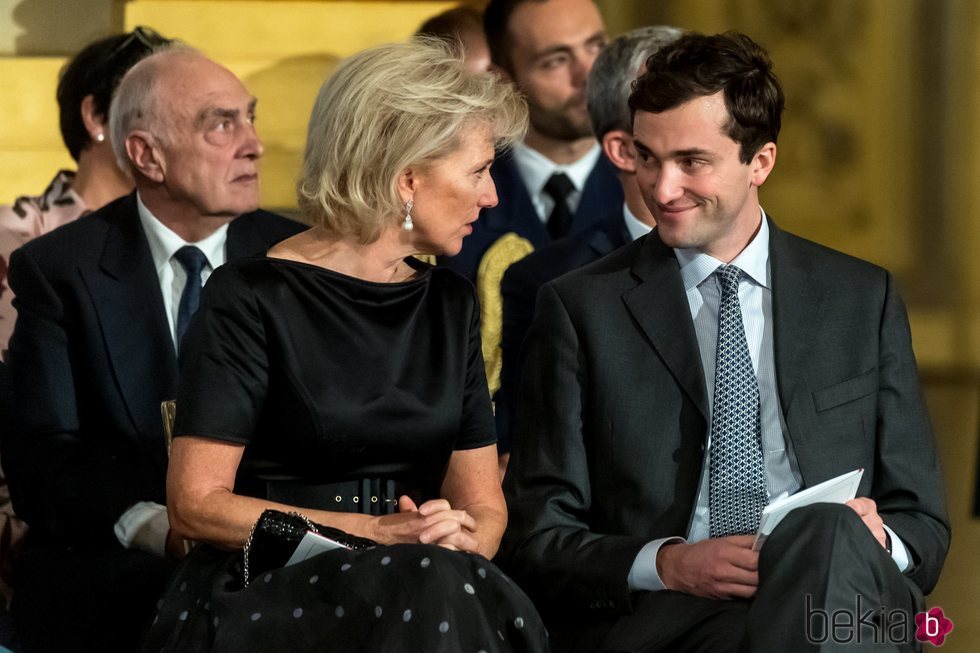 Astrid de Bélgica y su hijo Amadeo de Bélgica en el 18 cumpleaños de Isabel de Bélgica