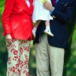 Isabel de Bélgica de pequeña con sus padres, Felipe y Matilde de Bélgica
