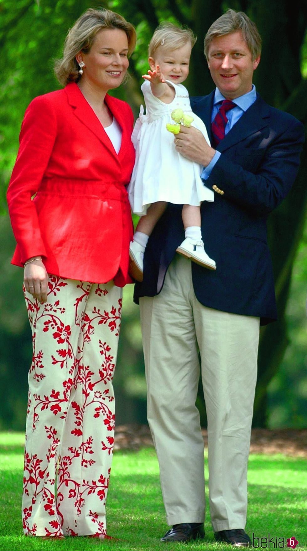 Isabel de Bélgica de pequeña con sus padres, Felipe y Matilde de Bélgica