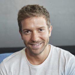 Pablo Alborán, sonriente en una presentación